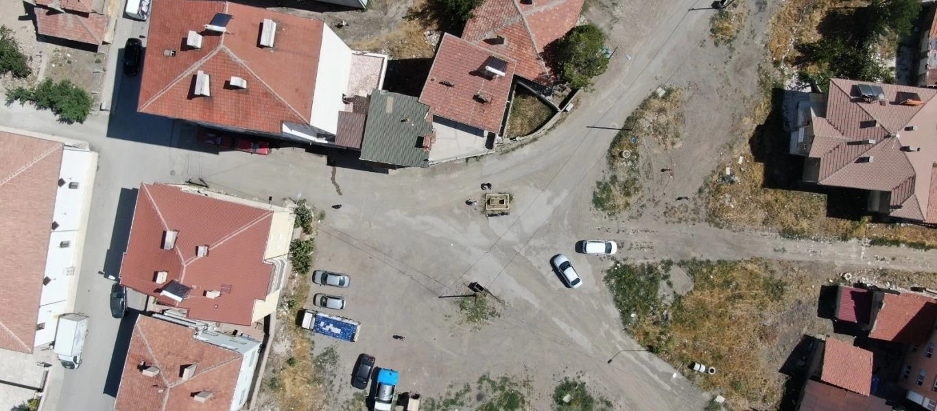Πού βρίσκεται ο δρόμος που έχει έναν μυστηριώδη... τάφο στη μέση του; (βίντεο)